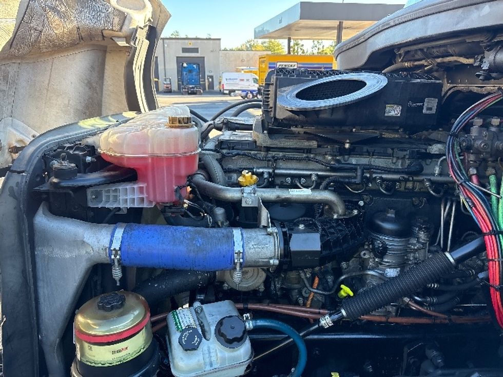 Sleeper Tractor-Heavy Duty Tractors-Freightliner-2020-T12664ST-Goldsboro-NC-550,000\n\t\tmiles-$ 56,000 - Image 21