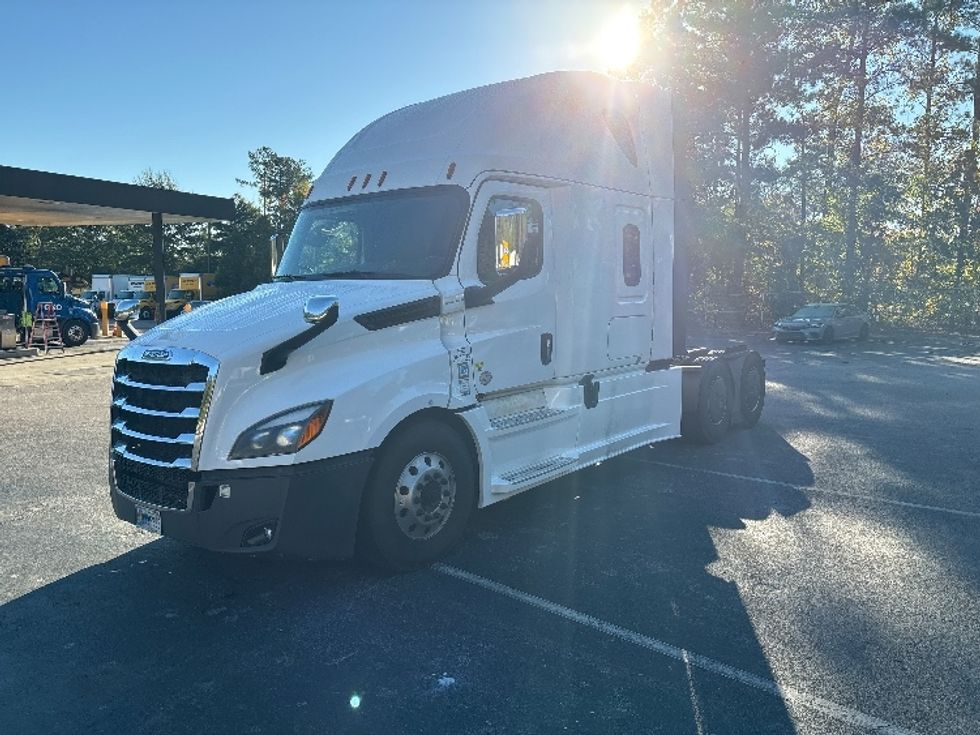 Sleeper Tractor-Heavy Duty Tractors-Freightliner-2020-T12664ST-Goldsboro-NC-550,000\n\t\tmiles-$ 56,000 - Image 3