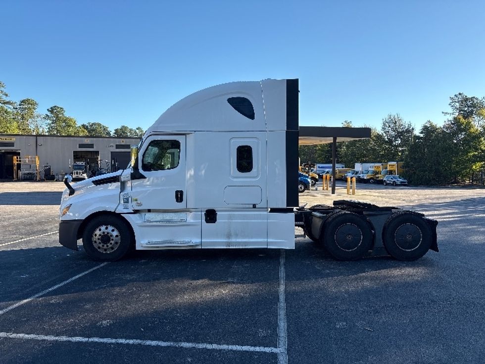 Sleeper Tractor-Heavy Duty Tractors-Freightliner-2020-T12664ST-Goldsboro-NC-550,000\n\t\tmiles-$ 56,000 - Image 4