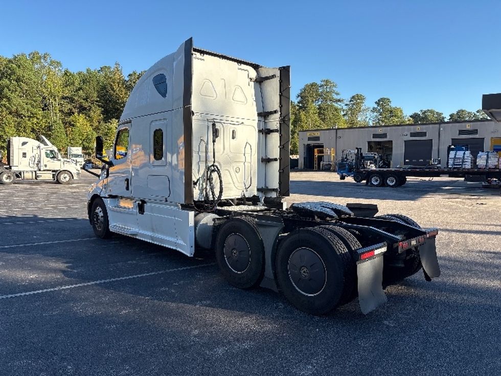 Sleeper Tractor-Heavy Duty Tractors-Freightliner-2020-T12664ST-Goldsboro-NC-550,000\n\t\tmiles-$ 56,000 - Image 5
