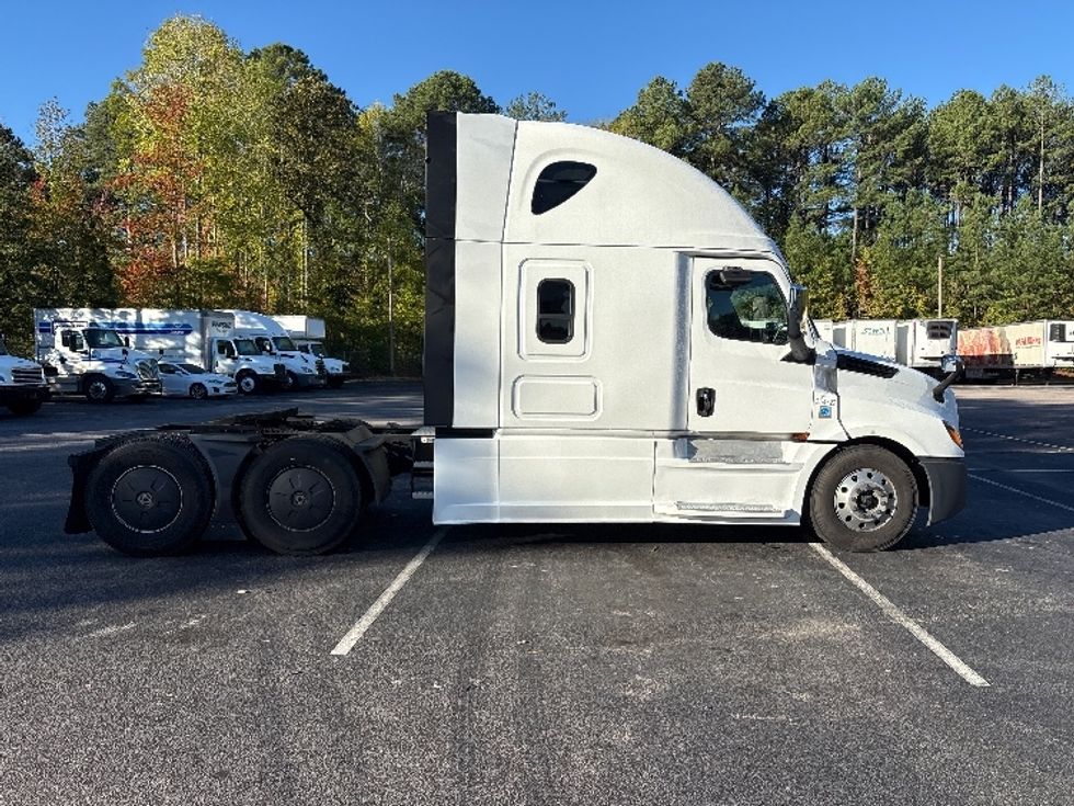Sleeper Tractor-Heavy Duty Tractors-Freightliner-2020-T12664ST-Goldsboro-NC-550,000\n\t\tmiles-$ 56,000 - Image 8