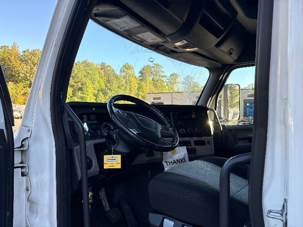Sleeper Tractor-Heavy Duty Tractors-Freightliner-2020-T12664ST-Goldsboro-NC-550,000\n\t\tmiles-$ 56,000 - Image 9