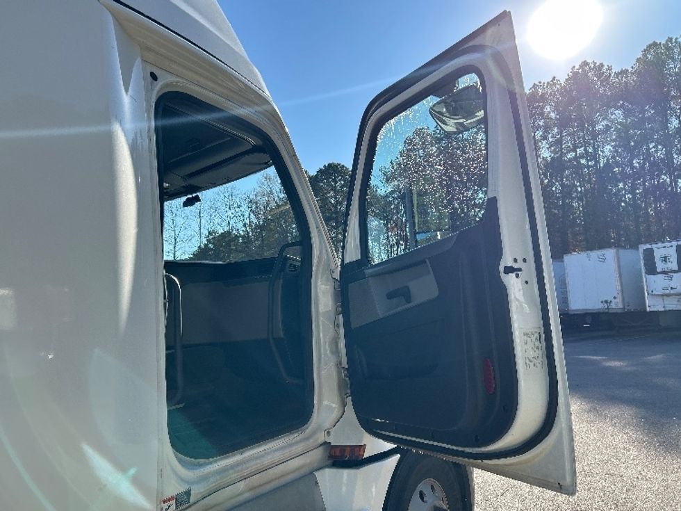 Sleeper Tractor-Heavy Duty Tractors-Freightliner-2020-T12664ST-Goldsboro-NC-554,191\n\t\tmiles-$ 55,500 - Image 13