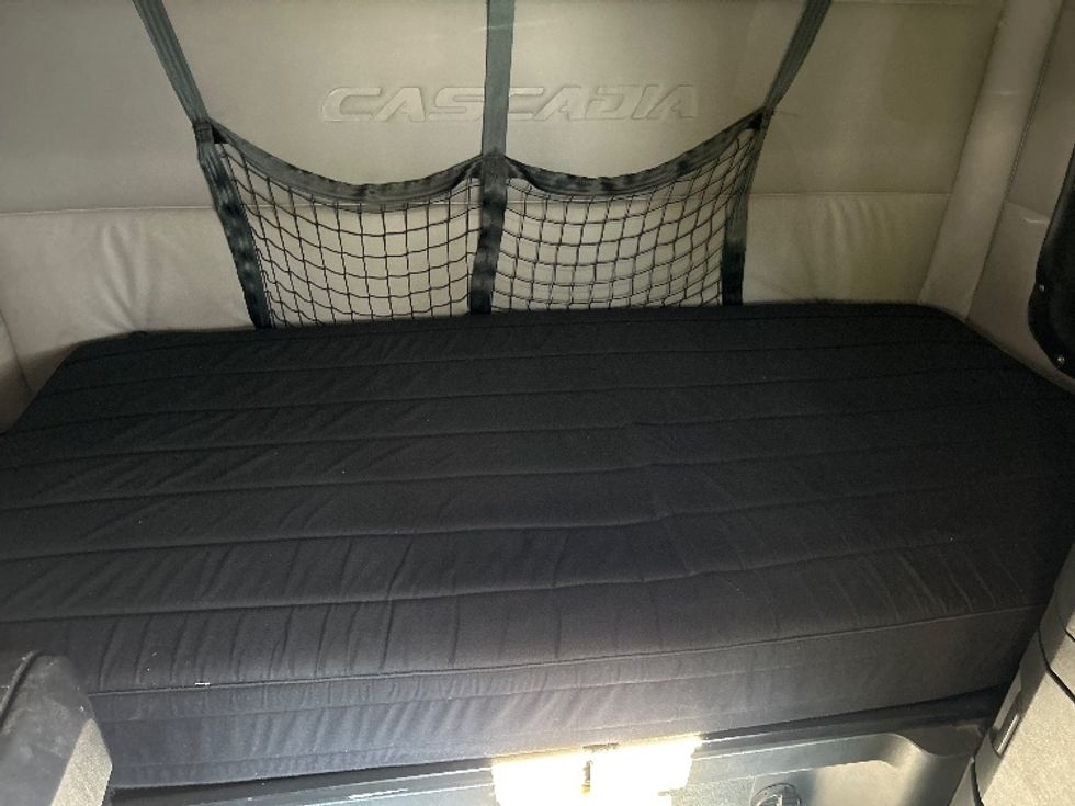 Sleeper Tractor-Heavy Duty Tractors-Freightliner-2020-T12664ST-Goldsboro-NC-554,191\n\t\tmiles-$ 55,500 - Image 17