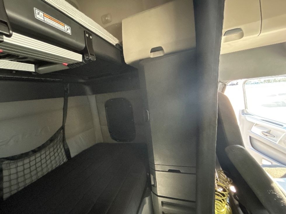 Sleeper Tractor-Heavy Duty Tractors-Freightliner-2020-T12664ST-Goldsboro-NC-554,191\n\t\tmiles-$ 55,500 - Image 18