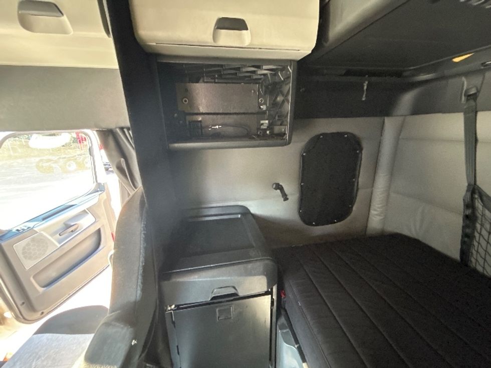 Sleeper Tractor-Heavy Duty Tractors-Freightliner-2020-T12664ST-Goldsboro-NC-554,191\n\t\tmiles-$ 55,500 - Image 19