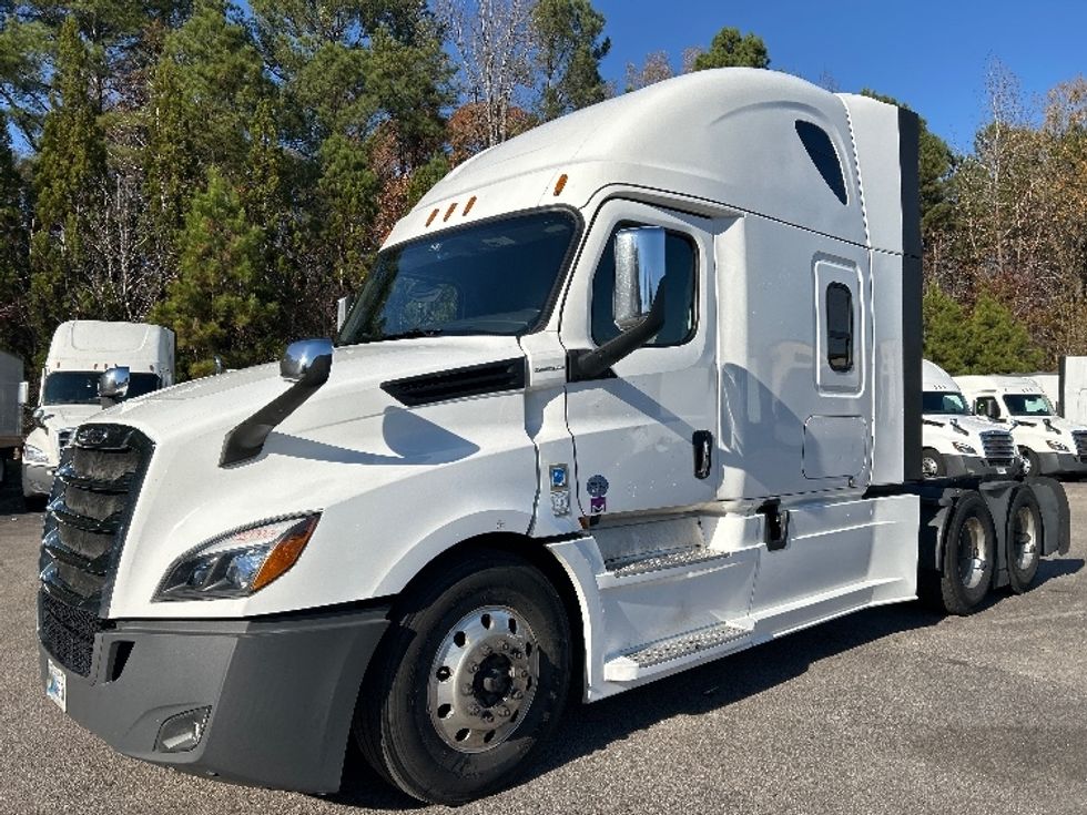 Sleeper Tractor-Heavy Duty Tractors-Freightliner-2020-T12664ST-Goldsboro-NC-554,191\n\t\tmiles-$ 55,500 - Image 3