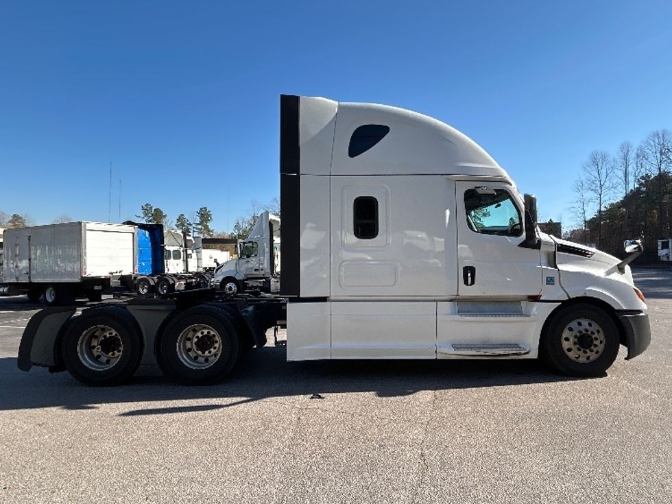 Sleeper Tractor-Heavy Duty Tractors-Freightliner-2020-T12664ST-Goldsboro-NC-554,191\n\t\tmiles-$ 55,500 - Image 8
