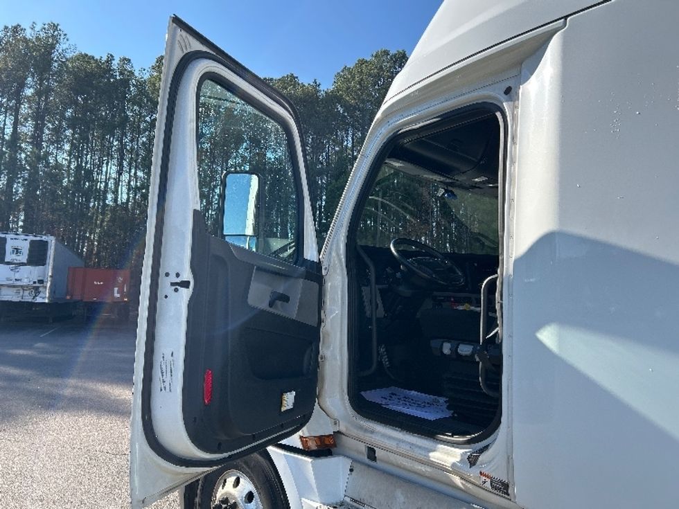Sleeper Tractor-Heavy Duty Tractors-Freightliner-2020-T12664ST-Goldsboro-NC-554,191\n\t\tmiles-$ 55,500 - Image 9