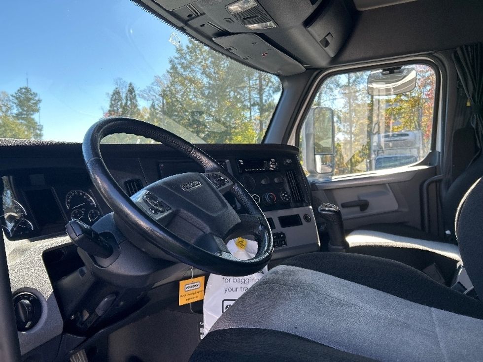 Sleeper Tractor-Heavy Duty Tractors-Freightliner-2020-T12664ST-Goldsboro-NC-566,861\n\t\tmiles-$ 51,750 - Image 10