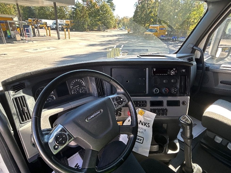 Sleeper Tractor-Heavy Duty Tractors-Freightliner-2020-T12664ST-Goldsboro-NC-566,861\n\t\tmiles-$ 51,750 - Image 11