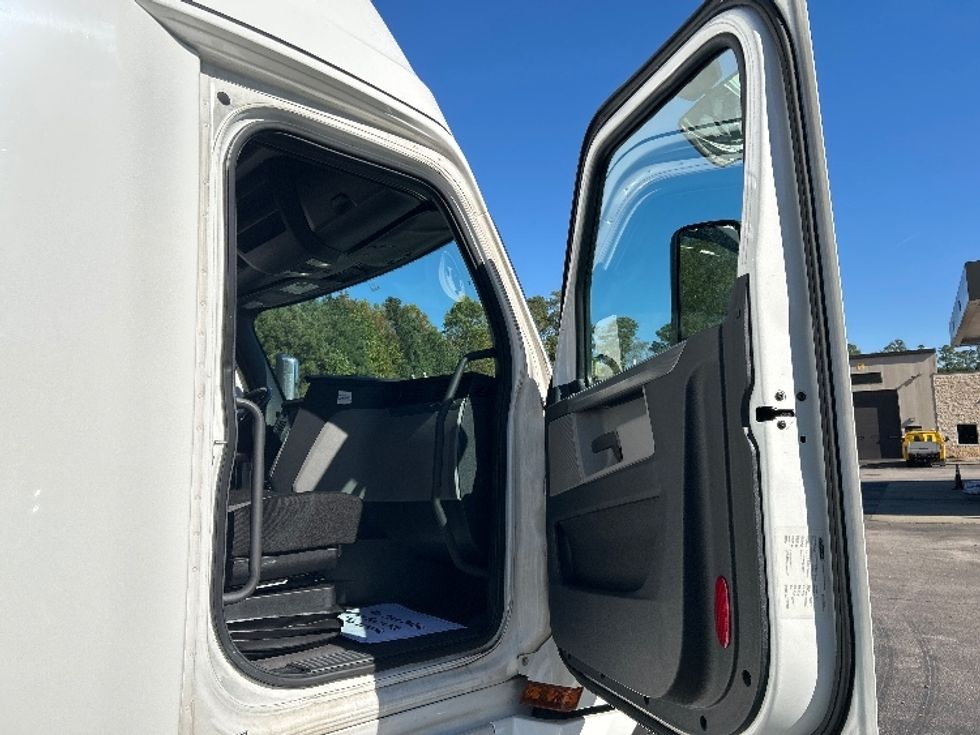 Sleeper Tractor-Heavy Duty Tractors-Freightliner-2020-T12664ST-Goldsboro-NC-566,861\n\t\tmiles-$ 51,750 - Image 13
