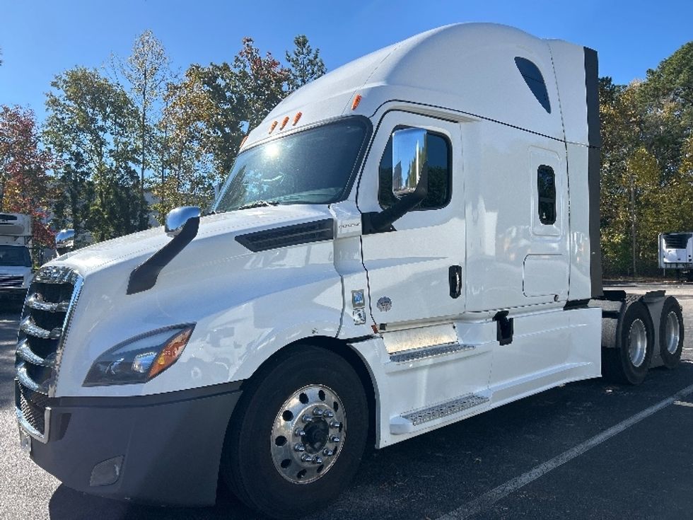 Sleeper Tractor-Heavy Duty Tractors-Freightliner-2020-T12664ST-Goldsboro-NC-566,861\n\t\tmiles-$ 51,750 - Image 3