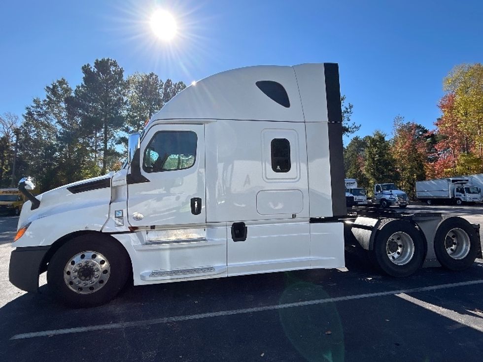 Sleeper Tractor-Heavy Duty Tractors-Freightliner-2020-T12664ST-Goldsboro-NC-566,861\n\t\tmiles-$ 51,750 - Image 4