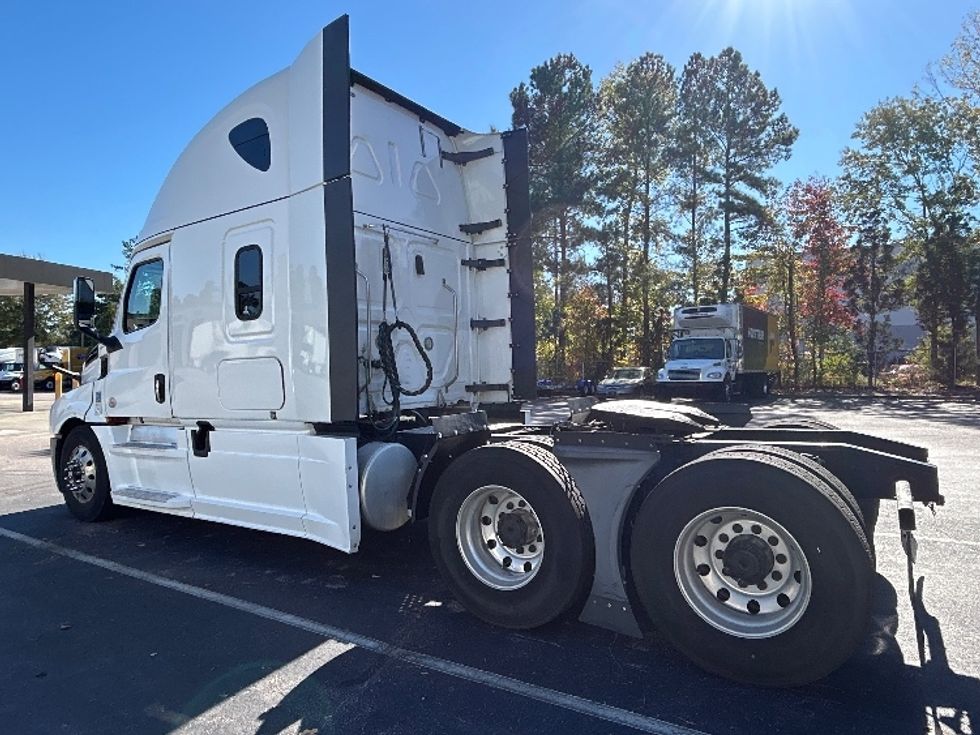 Sleeper Tractor-Heavy Duty Tractors-Freightliner-2020-T12664ST-Goldsboro-NC-566,861\n\t\tmiles-$ 51,750 - Image 5