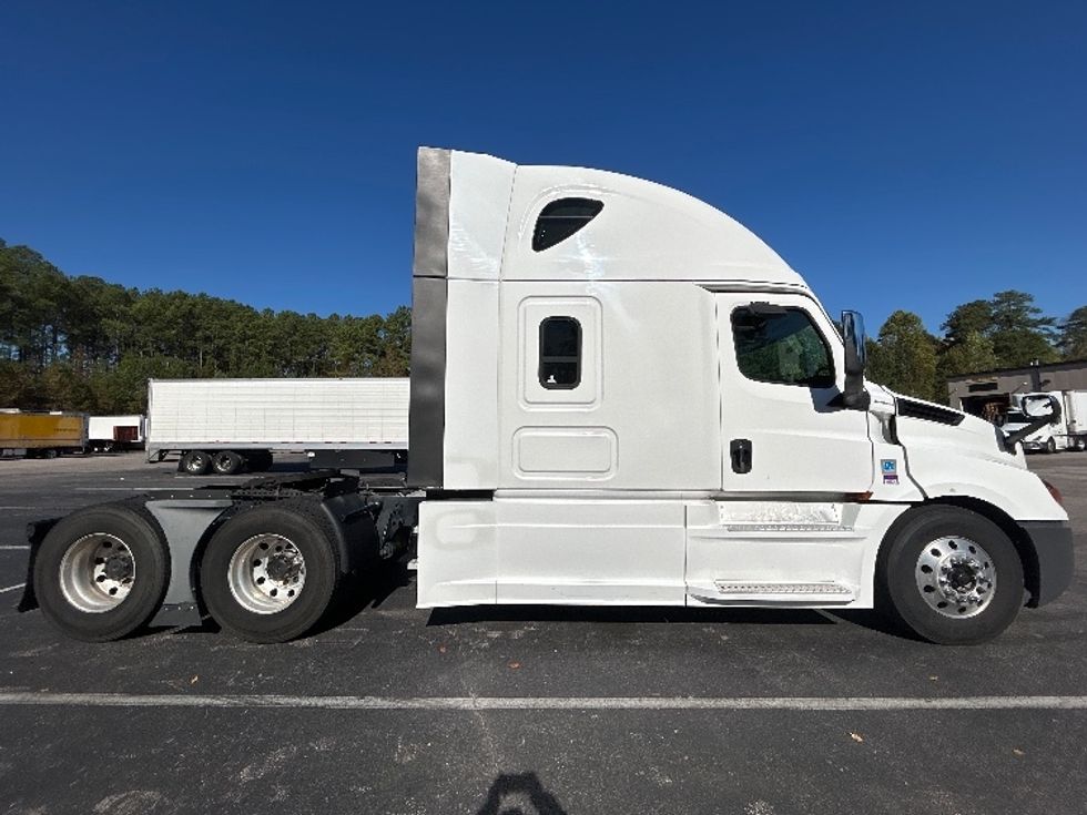 Sleeper Tractor-Heavy Duty Tractors-Freightliner-2020-T12664ST-Goldsboro-NC-566,861\n\t\tmiles-$ 51,750 - Image 8