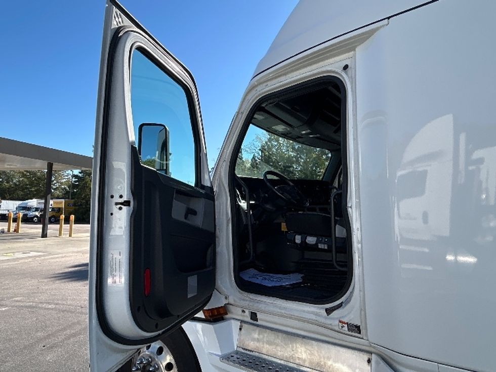Sleeper Tractor-Heavy Duty Tractors-Freightliner-2020-T12664ST-Goldsboro-NC-566,861\n\t\tmiles-$ 51,750 - Image 9