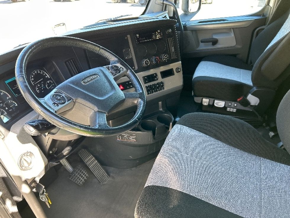 Sleeper Tractor-Heavy Duty Tractors-Freightliner-2020-T12664ST-Goldsboro-NC-610,253\n\t\tmiles-$ 51,500 - Image 10