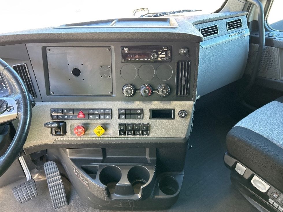 Sleeper Tractor-Heavy Duty Tractors-Freightliner-2020-T12664ST-Goldsboro-NC-610,253\n\t\tmiles-$ 51,500 - Image 12