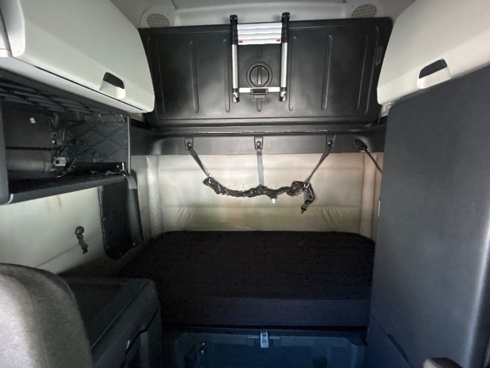 Sleeper Tractor-Heavy Duty Tractors-Freightliner-2020-T12664ST-Goldsboro-NC-610,253\n\t\tmiles-$ 51,500 - Image 16