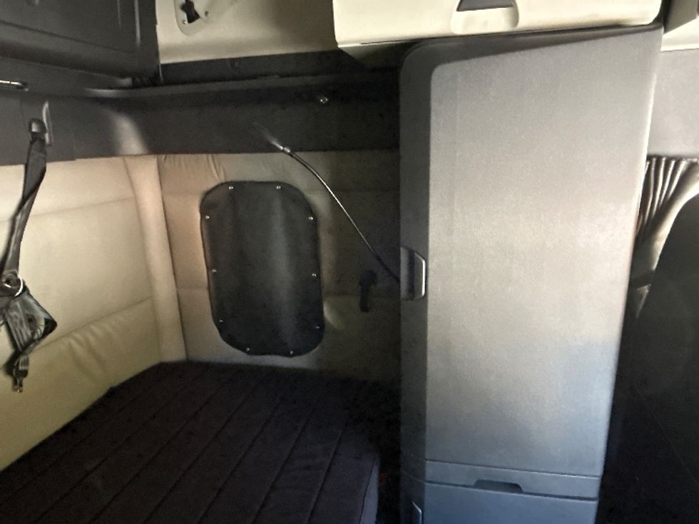 Sleeper Tractor-Heavy Duty Tractors-Freightliner-2020-T12664ST-Goldsboro-NC-610,253\n\t\tmiles-$ 51,500 - Image 18