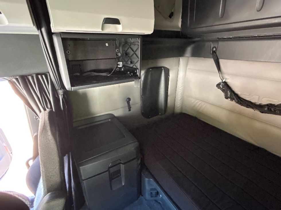 Sleeper Tractor-Heavy Duty Tractors-Freightliner-2020-T12664ST-Goldsboro-NC-610,253\n\t\tmiles-$ 51,500 - Image 19