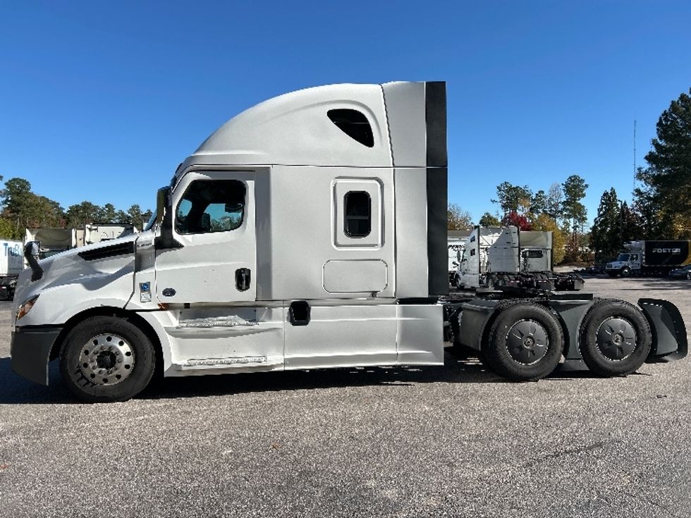 Sleeper Tractor-Heavy Duty Tractors-Freightliner-2020-T12664ST-Goldsboro-NC-610,253\n\t\tmiles-$ 51,500 - Image 4