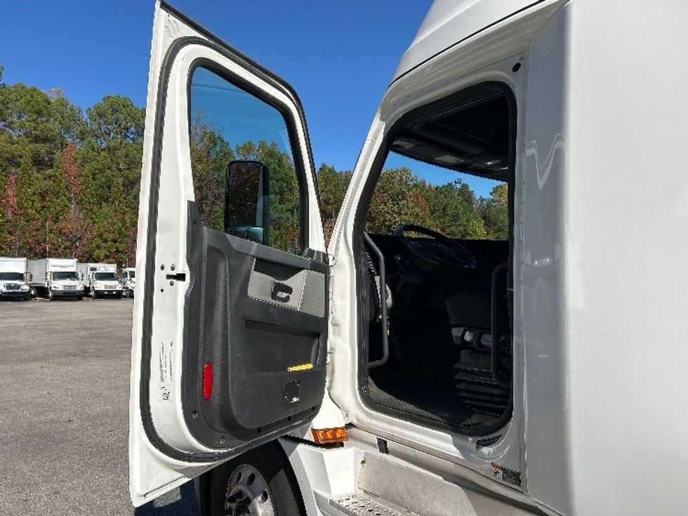 Sleeper Tractor-Heavy Duty Tractors-Freightliner-2020-T12664ST-Goldsboro-NC-610,253\n\t\tmiles-$ 51,500 - Image 9