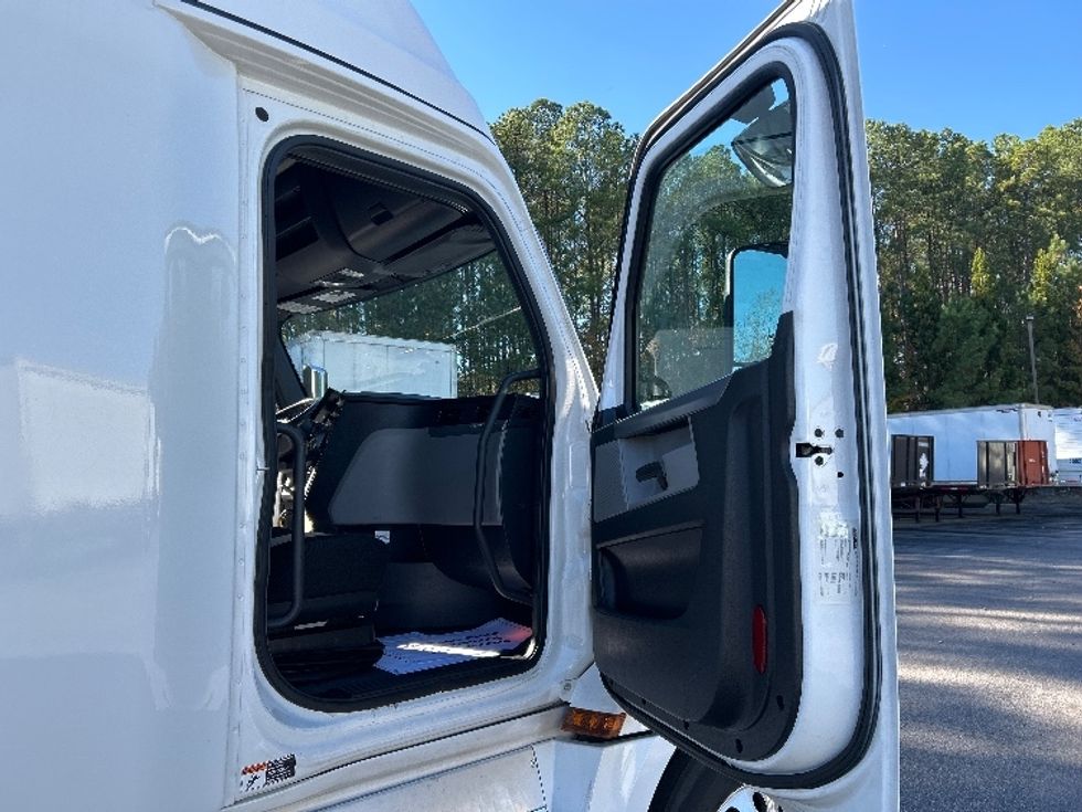 Sleeper Tractor-Heavy Duty Tractors-Freightliner-2020-T12664ST-Goldsboro-NC-648,222\n\t\tmiles-$ 48,500 - Image 13