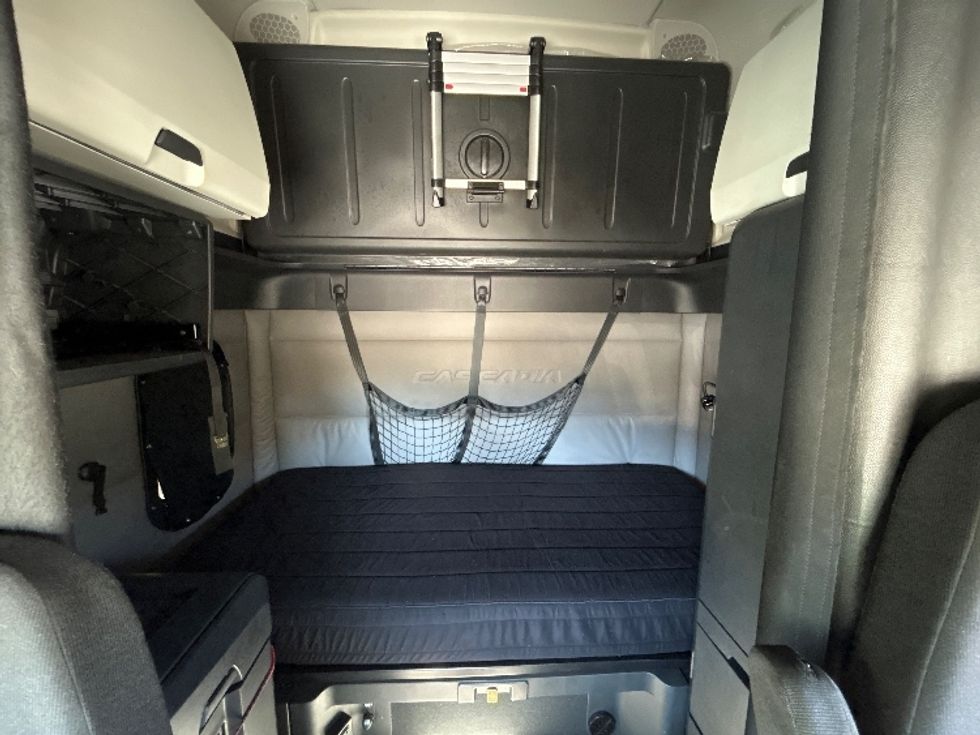 Sleeper Tractor-Heavy Duty Tractors-Freightliner-2020-T12664ST-Goldsboro-NC-648,222\n\t\tmiles-$ 48,500 - Image 16