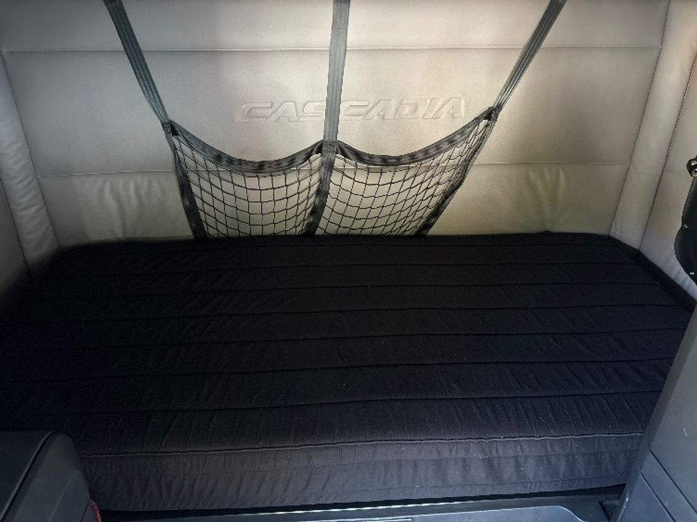 Sleeper Tractor-Heavy Duty Tractors-Freightliner-2020-T12664ST-Goldsboro-NC-648,222\n\t\tmiles-$ 48,500 - Image 17