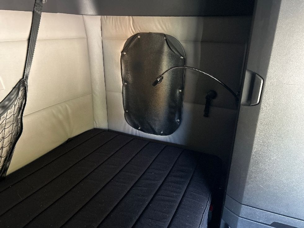 Sleeper Tractor-Heavy Duty Tractors-Freightliner-2020-T12664ST-Goldsboro-NC-648,222\n\t\tmiles-$ 48,500 - Image 18