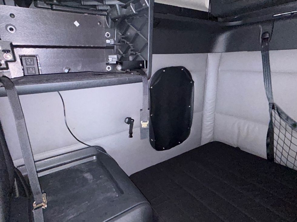 Sleeper Tractor-Heavy Duty Tractors-Freightliner-2020-T12664ST-Goldsboro-NC-648,222\n\t\tmiles-$ 48,500 - Image 19