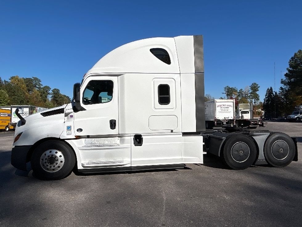 Sleeper Tractor-Heavy Duty Tractors-Freightliner-2020-T12664ST-Goldsboro-NC-648,222\n\t\tmiles-$ 48,500 - Image 4
