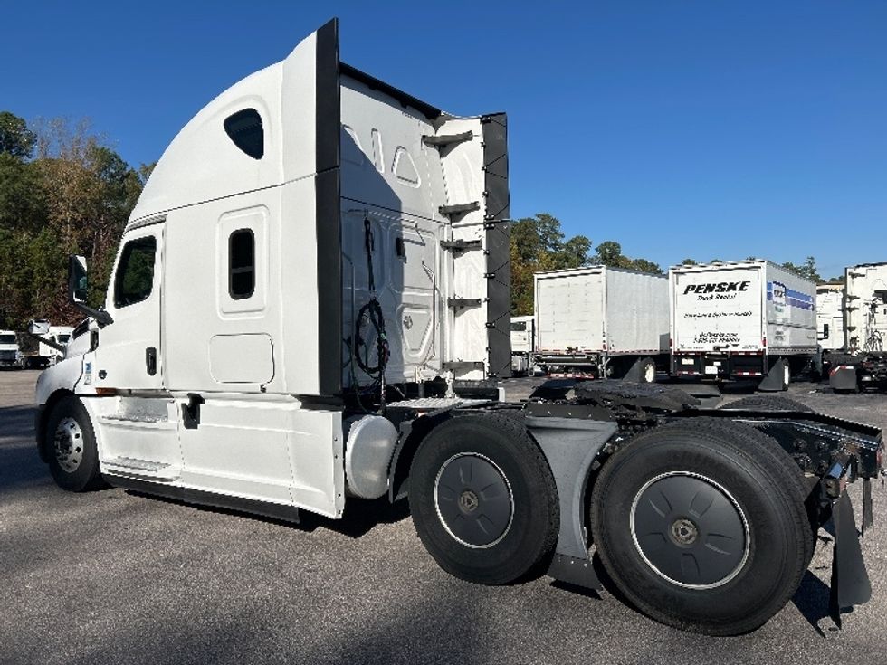 Sleeper Tractor-Heavy Duty Tractors-Freightliner-2020-T12664ST-Goldsboro-NC-648,222\n\t\tmiles-$ 48,500 - Image 5