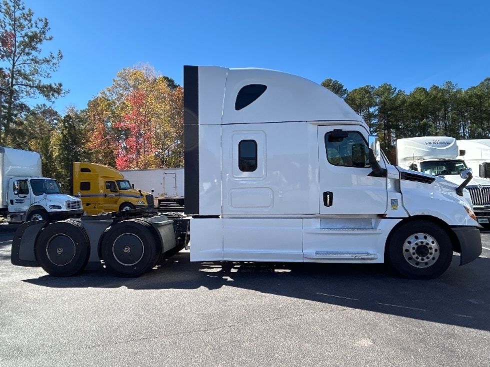 Sleeper Tractor-Heavy Duty Tractors-Freightliner-2020-T12664ST-Goldsboro-NC-648,222\n\t\tmiles-$ 48,500 - Image 8