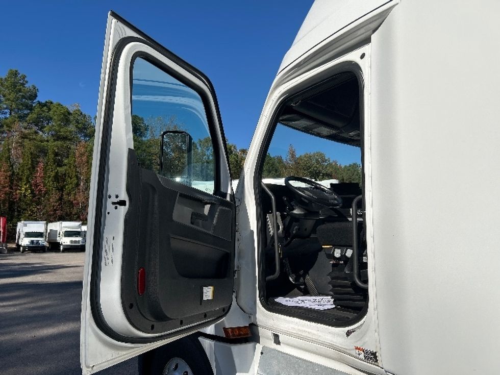 Sleeper Tractor-Heavy Duty Tractors-Freightliner-2020-T12664ST-Goldsboro-NC-648,222\n\t\tmiles-$ 48,500 - Image 9