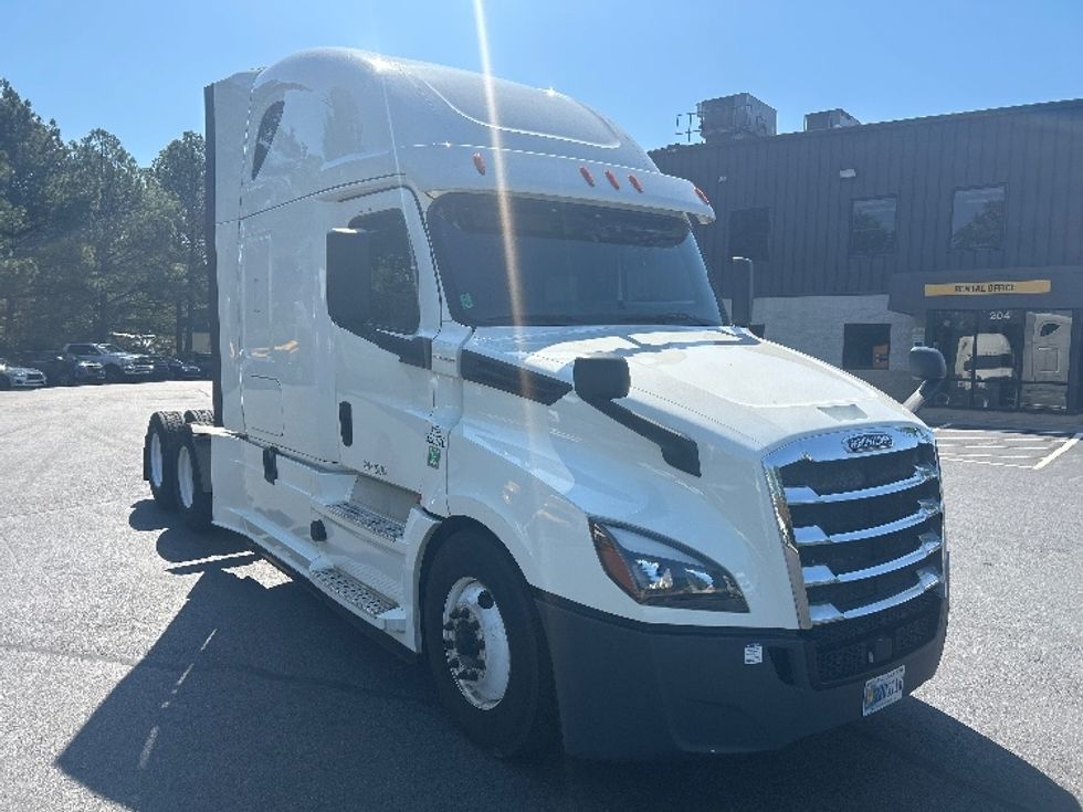 Sleeper Tractor-Heavy Duty Tractors-Freightliner-2020-T12664ST-Goldsboro-NC-763,588\n\t\tmiles-$ 42,750 - Image 1