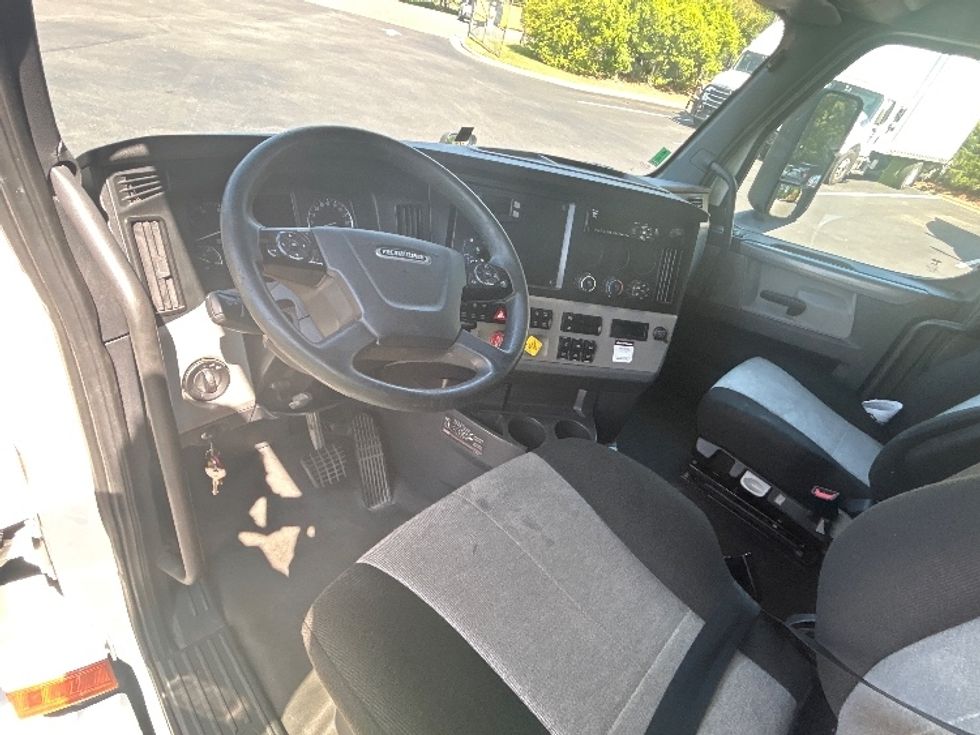 Sleeper Tractor-Heavy Duty Tractors-Freightliner-2020-T12664ST-Goldsboro-NC-763,588\n\t\tmiles-$ 42,750 - Image 10