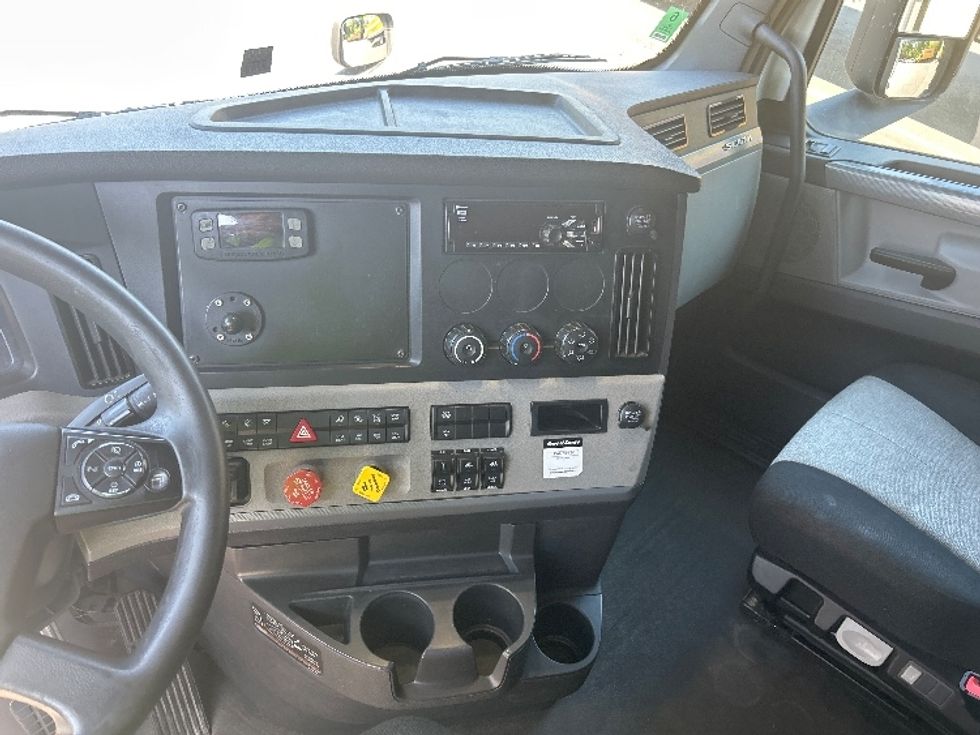 Sleeper Tractor-Heavy Duty Tractors-Freightliner-2020-T12664ST-Goldsboro-NC-763,588\n\t\tmiles-$ 42,750 - Image 12