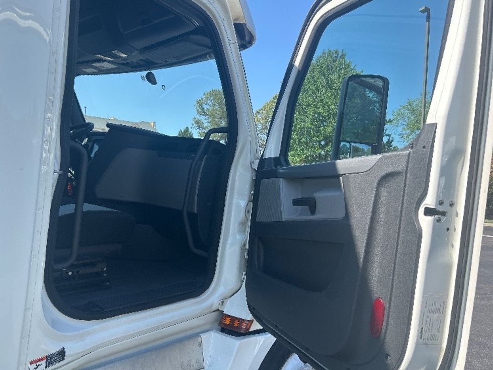 Sleeper Tractor-Heavy Duty Tractors-Freightliner-2020-T12664ST-Goldsboro-NC-763,588\n\t\tmiles-$ 42,750 - Image 13