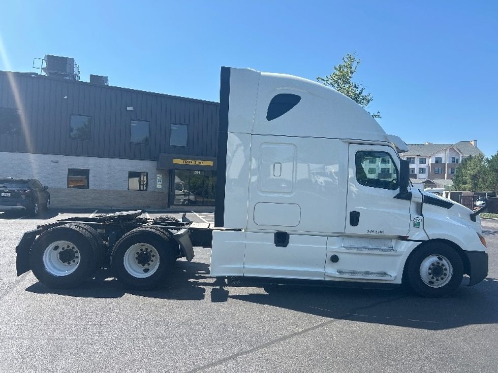 Sleeper Tractor-Heavy Duty Tractors-Freightliner-2020-T12664ST-Goldsboro-NC-763,588\n\t\tmiles-$ 42,750 - Image 8