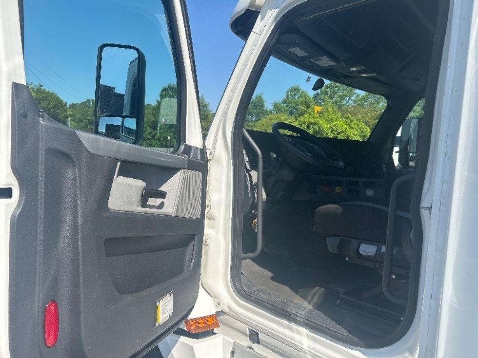 Sleeper Tractor-Heavy Duty Tractors-Freightliner-2020-T12664ST-Goldsboro-NC-763,588\n\t\tmiles-$ 42,750 - Image 9