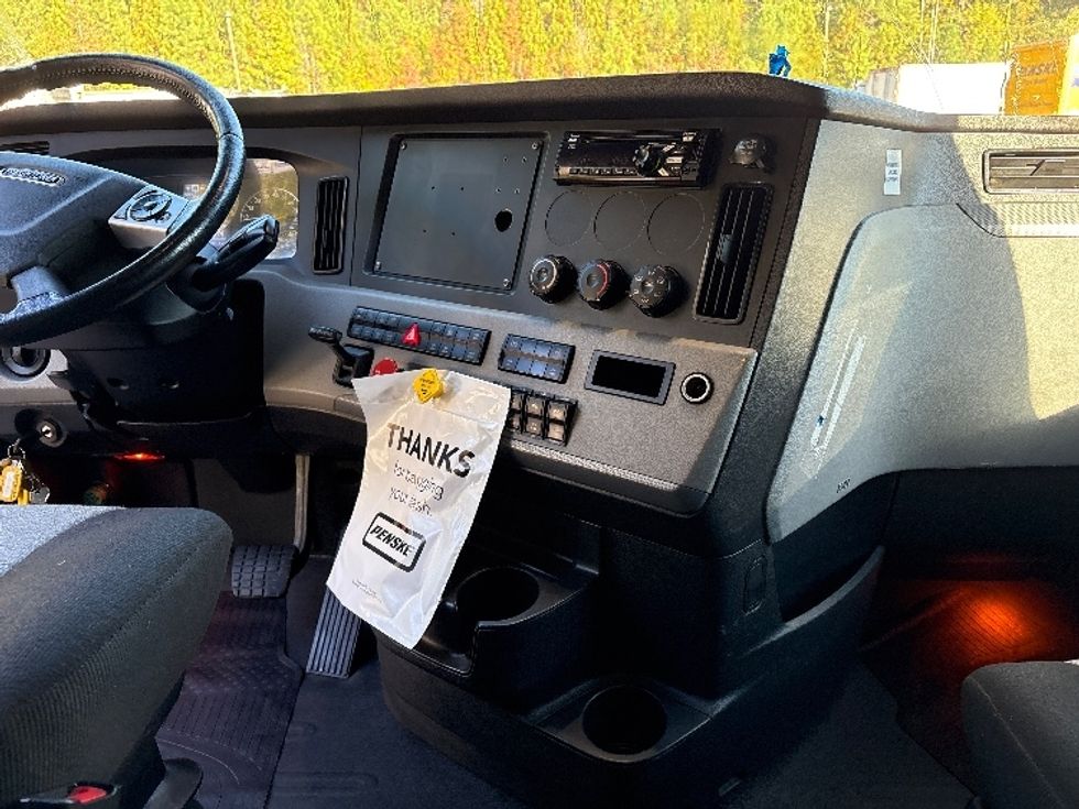 Sleeper Tractor-Heavy Duty Tractors-Freightliner-2020-T12664ST-Goldsboro-NC-793,004\n\t\tmiles-$ 37,750 - Image 12