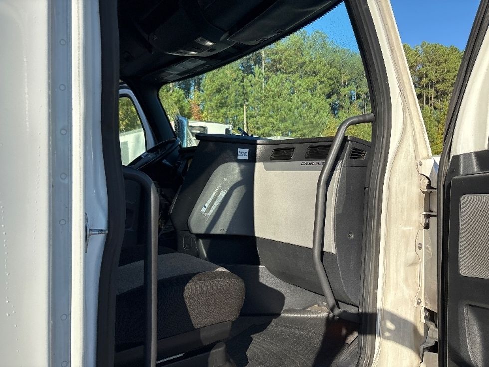 Sleeper Tractor-Heavy Duty Tractors-Freightliner-2020-T12664ST-Goldsboro-NC-793,004\n\t\tmiles-$ 37,750 - Image 13