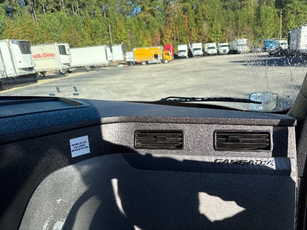 Sleeper Tractor-Heavy Duty Tractors-Freightliner-2020-T12664ST-Goldsboro-NC-793,004\n\t\tmiles-$ 37,750 - Image 14