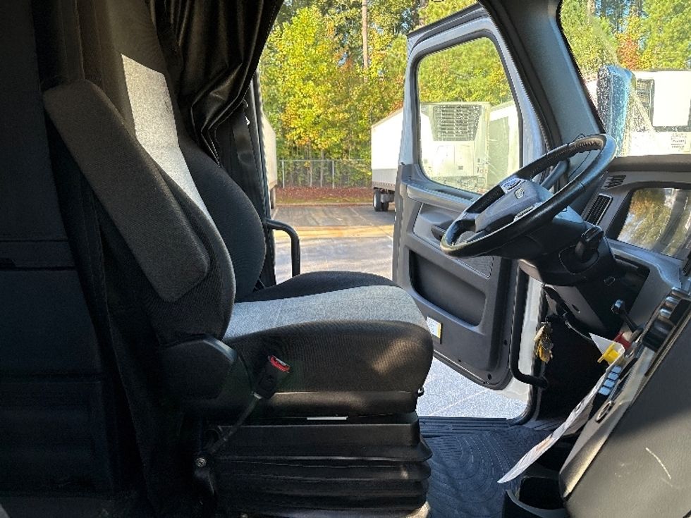 Sleeper Tractor-Heavy Duty Tractors-Freightliner-2020-T12664ST-Goldsboro-NC-793,004\n\t\tmiles-$ 37,750 - Image 15