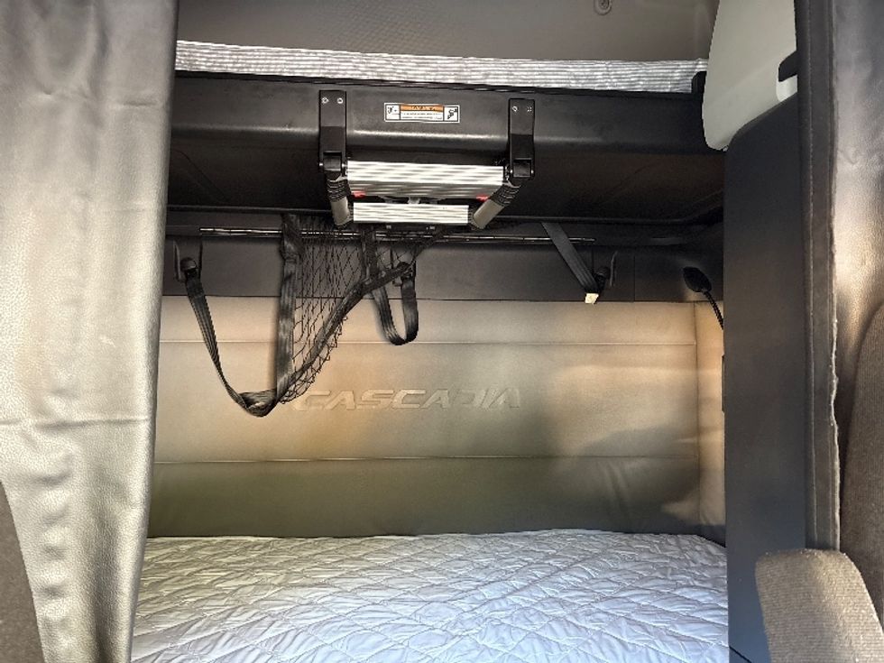 Sleeper Tractor-Heavy Duty Tractors-Freightliner-2020-T12664ST-Goldsboro-NC-793,004\n\t\tmiles-$ 37,750 - Image 16