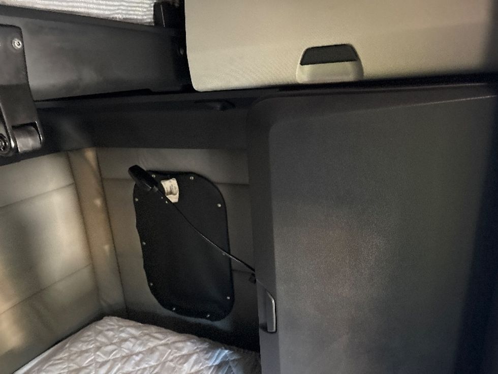 Sleeper Tractor-Heavy Duty Tractors-Freightliner-2020-T12664ST-Goldsboro-NC-793,004\n\t\tmiles-$ 37,750 - Image 18