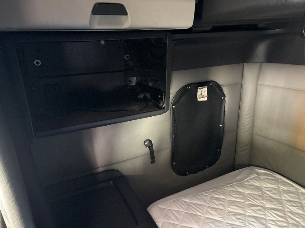 Sleeper Tractor-Heavy Duty Tractors-Freightliner-2020-T12664ST-Goldsboro-NC-793,004\n\t\tmiles-$ 37,750 - Image 19